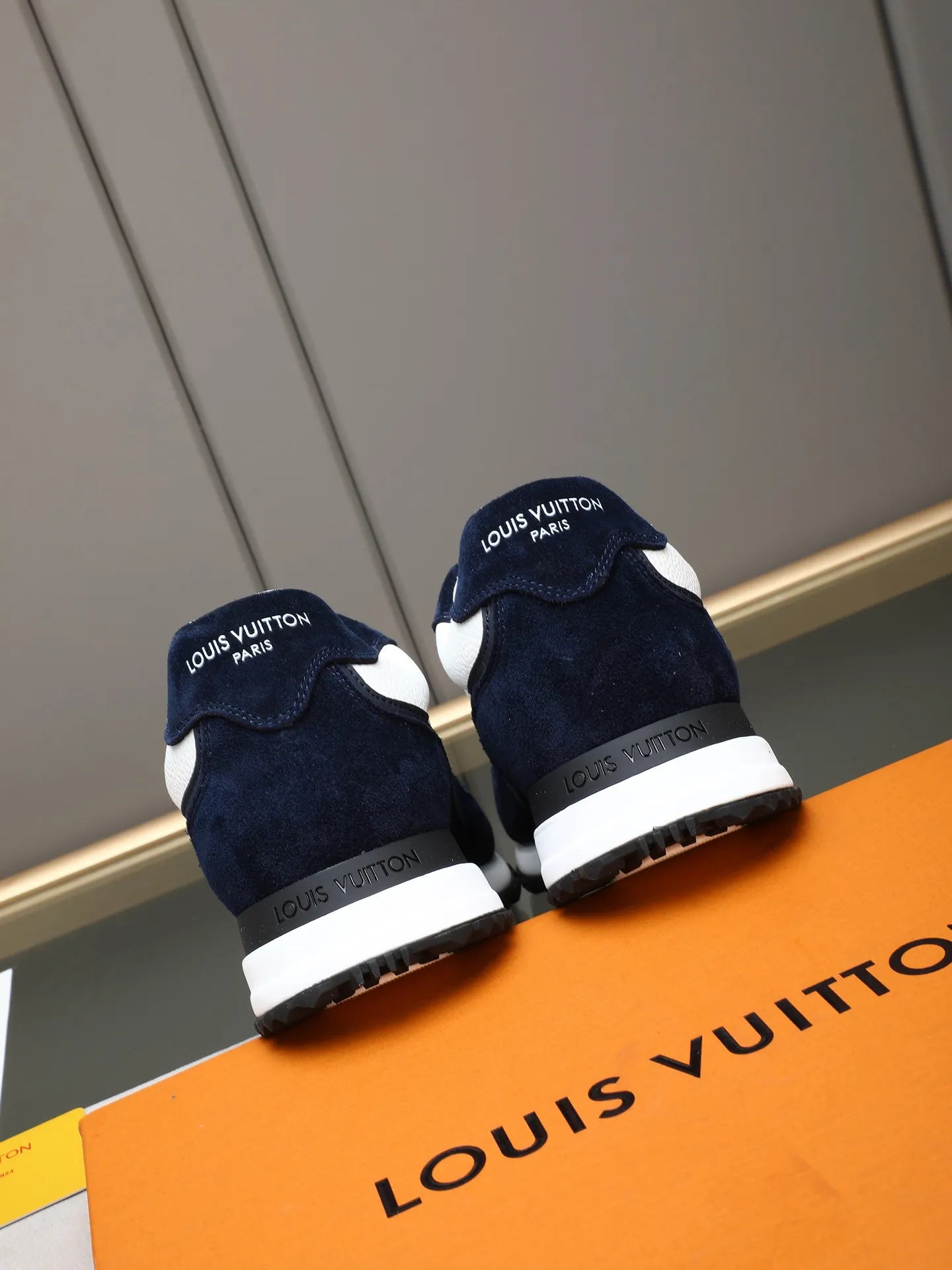 PP600 Louis Vuitton LV Run Men's Sports Shoes LV Run men's sports shoes are made of cowhide leather, low-key and luxurious. The tongue and heel are embellished with classic logos, giving it a full sense of hierarchy. The rubber sole has strong grip and wear resistance, suitable for daily wear or light sports scenes, and has a full sense of quality🎬size: 39-44 (customized at 38.45.46)